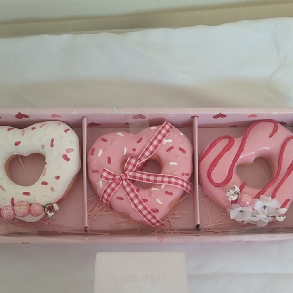 D- NWT Pink and White Heart-Shaped Resin Decor Set - Picture 4 of 9